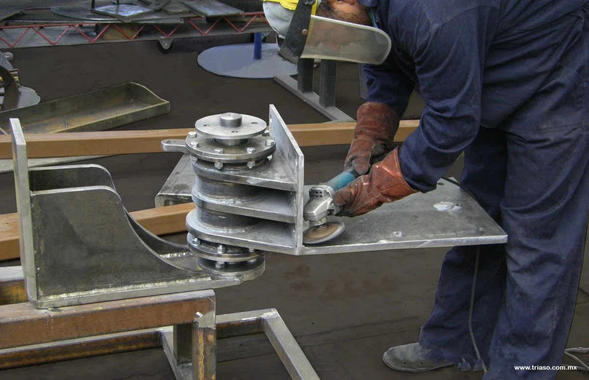 Fabricación de bisagras para ascensores