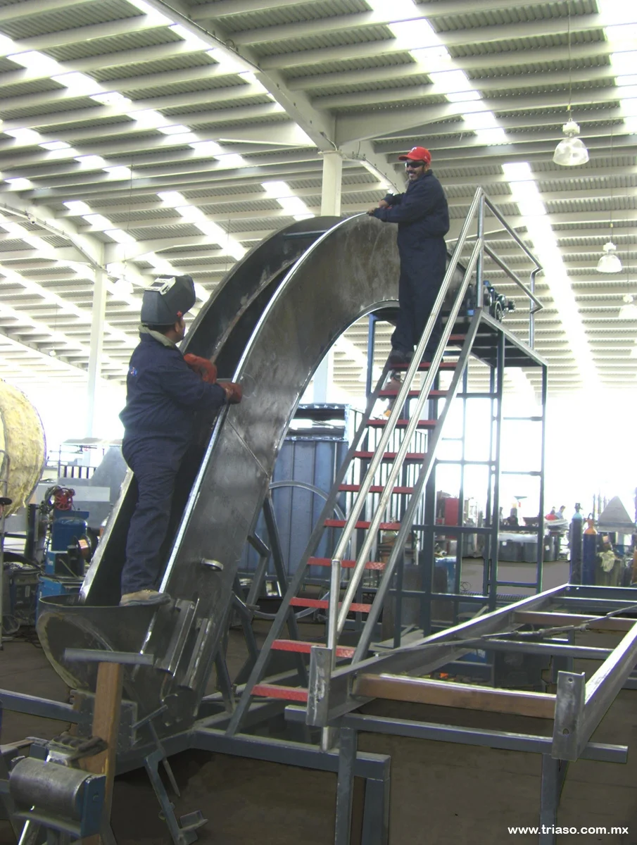 Fabricación de ascensores curvos