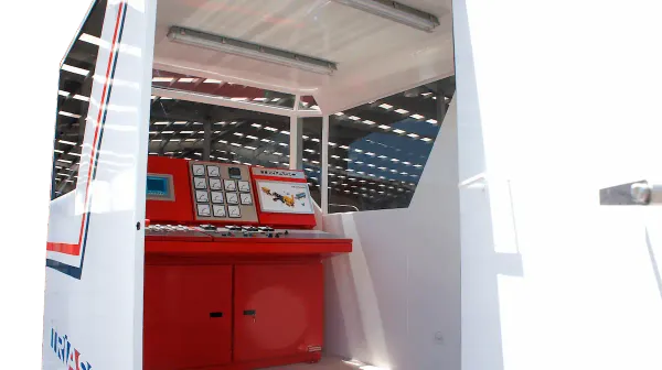Interior de la caseta de control con la consola de mando