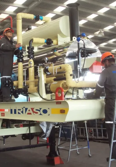 Técnicos armando una caldera de aceite térmico TRIASO en la planta de fabricación