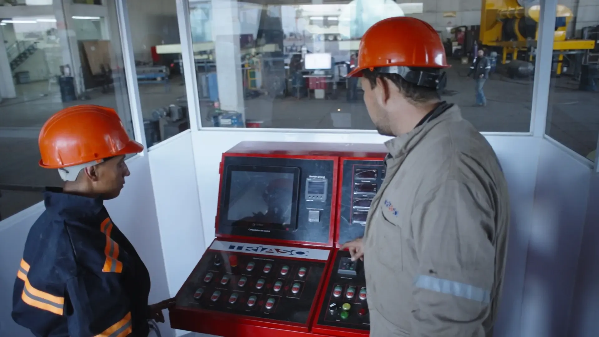 Técnicos operando la consola de control dentro de una caseta TRIASO
